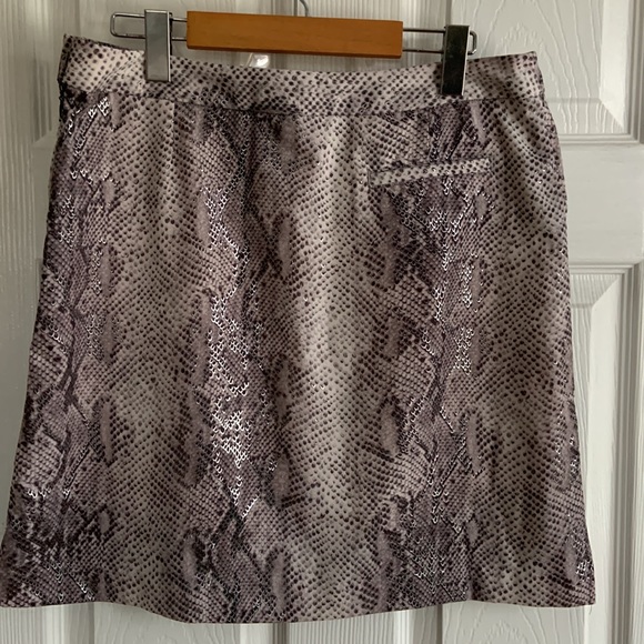 Like new. Stylish golf skort in snakeskin print (tones of grey and silver) - Picture 2 of 4